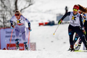 Ida Marie Hagen (NOR) fliegt den Berg hinauf, Nathalie Armbruster (GER), (l-r) kann nur hinterherschauen.