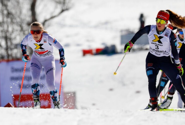 Ida Marie Hagen (NOR) fliegt den Berg hinauf, Nathalie Armbruster (GER), (l-r) kann nur hinterherschauen.