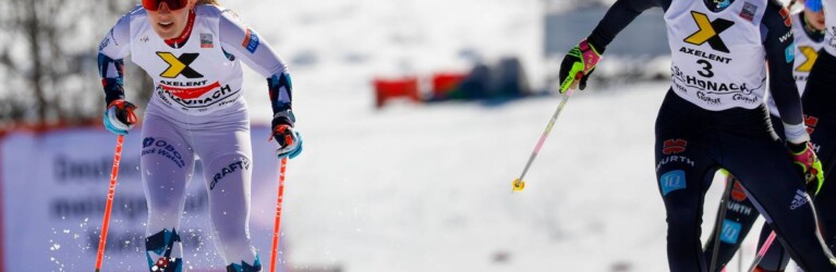 Ida Marie Hagen (NOR) fliegt den Berg hinauf, Nathalie Armbruster (GER), (l-r) kann nur hinterherschauen.