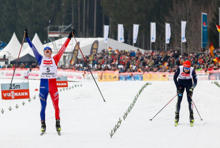 Laurent Muhlethaler (FRA) schlägt Julian Schmid (GER), (l-r).