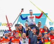 Das französische Team feiert Mühlethalers Podestplatz. Gael Blondeau (FRA), Marco Heinis (FRA), Laurent Muhlethaler (FRA), Antoine Gerard (FRA), Matteo Baud (FRA), Lena Brocard (FRA)