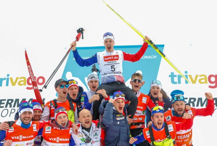 Das französische Team feiert Mühlethalers Podestplatz. Gael Blondeau (FRA), Marco Heinis (FRA), Laurent Muhlethaler (FRA), Antoine Gerard (FRA), Matteo Baud (FRA), Lena Brocard (FRA)