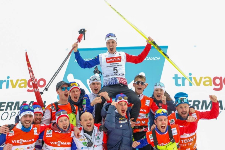 Das französische Team feiert Mühlethalers Podestplatz. Gael Blondeau (FRA), Marco Heinis (FRA), Laurent Muhlethaler (FRA), Antoine Gerard (FRA), Matteo Baud (FRA), Lena Brocard (FRA)