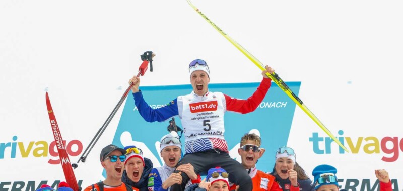 Das französische Team feiert Mühlethalers Podestplatz. Gael Blondeau (FRA), Marco Heinis (FRA), Laurent Muhlethaler (FRA), Antoine Gerard (FRA), Matteo Baud (FRA), Lena Brocard (FRA)