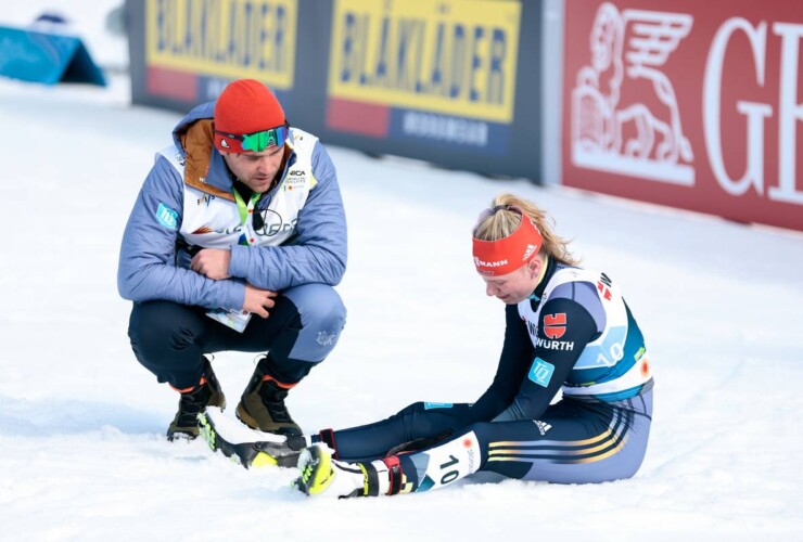 Jenny Nowak (GER) wird nach dem Rennen getröstet.