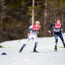 Vinzenz Geiger (GER) hat die noch vor ihm liegenden Espen Andersen (NOR) und Eric Frenzel (GER) (l-r) bereits im Blick.