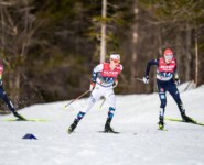 Vinzenz Geiger (GER) hat die noch vor ihm liegenden Espen Andersen (NOR) und Eric Frenzel (GER) (l-r) bereits im Blick.