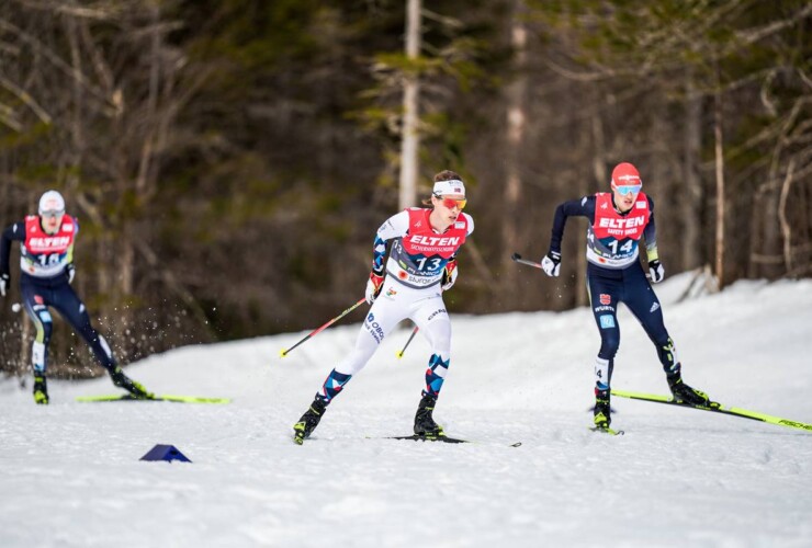 Vinzenz Geiger (GER) hat die noch vor ihm liegenden Espen Andersen (NOR) und Eric Frenzel (GER) (l-r) bereits im Blick.