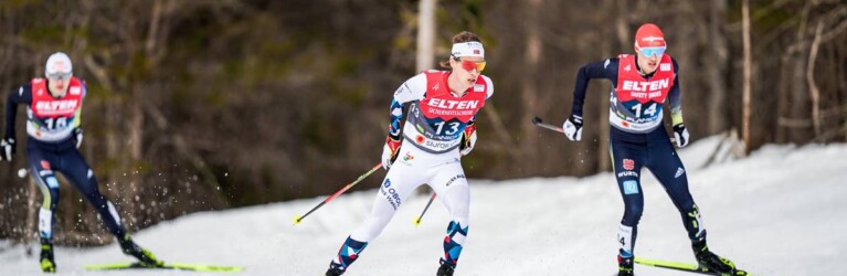 Vinzenz Geiger (GER) hat die noch vor ihm liegenden Espen Andersen (NOR) und Eric Frenzel (GER) (l-r) bereits im Blick.