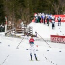 Jarl Magnus Riiber (NOR) gewinnt Gold und gedenkt seiner kürzlich verstorbenen Großeltern.