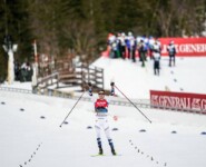 Jarl Magnus Riiber (NOR) gewinnt Gold und gedenkt seiner kürzlich verstorbenen Großeltern.