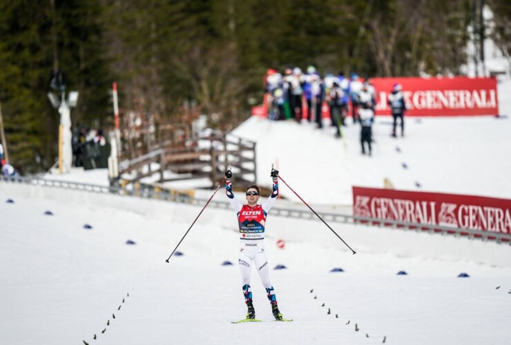 Jarl Magnus Riiber (NOR) gewinnt Gold und gedenkt seiner kürzlich verstorbenen Großeltern.