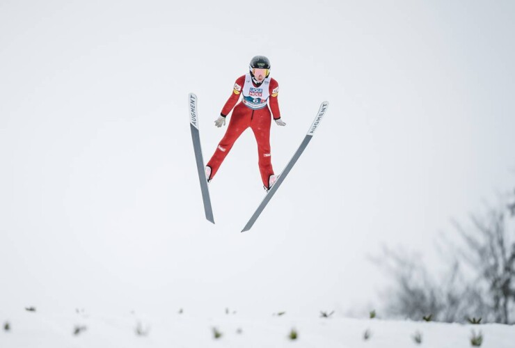 Annalena Slamik (AUT) bei ihrem Sprung