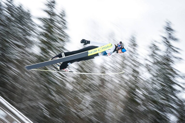 Gyda Westvold Hansen (NOR) und Norwegen führten nach dem Springen.