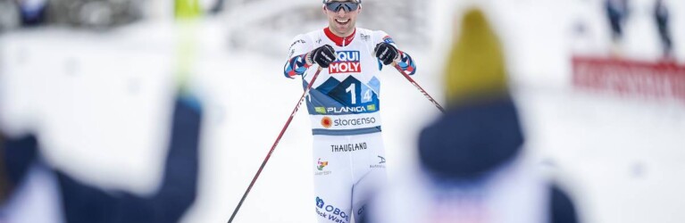 Jarl Magnuxs Riiber (NOR) wird im Ziel von seinen Kollegen erwartet.