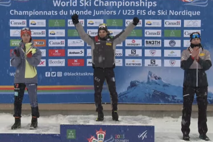 Iacopo Bortolas (ITA, Mitte) gewinnt das Einzelrennen der Juniorenweltmeisterschaft in Whistler (CAN) vor Trsitan Sommerfeldt (GER, links) und Paul Walcher (AUT, rechts).