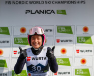 Nathalie Armbruster (GER) führt nach ihrem Sprung.