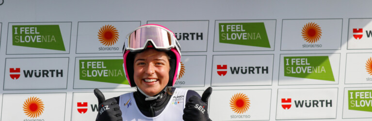 Nathalie Armbruster (GER) führt nach ihrem Sprung.