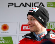 Martin Fritz (AUT) steht nach seinem weiten Sprung in der Leaderbox.