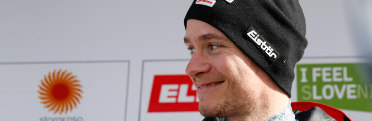 Martin Fritz (AUT) steht nach seinem weiten Sprung in der Leaderbox.