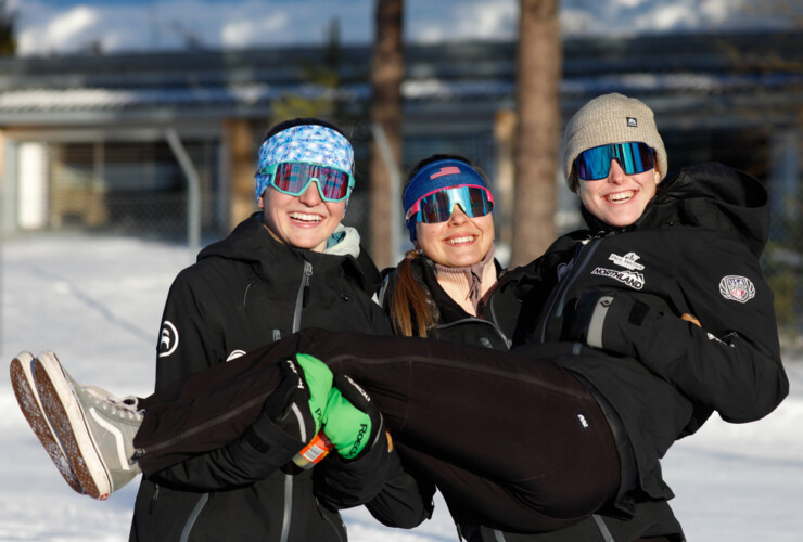 Die US-amerikanischen Kombiniererinnen: Tess Arnone (USA), Annika Malacinski (USA), Alexa Brabec (USA), (l-r)