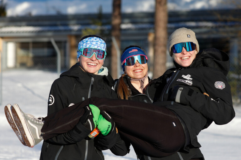 Die US-amerikanischen Kombiniererinnen: Tess Arnone (USA), Annika Malacinski (USA), Alexa Brabec (USA), (l-r)
