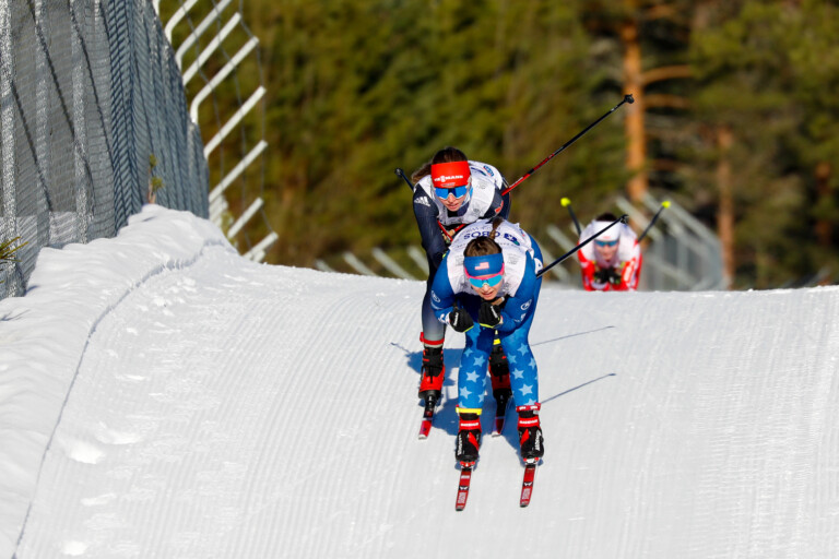 Annika Malacinski (USA) und Trine Goepfert (GER) hängen Joanna Kil (POL), (l-r) ab.