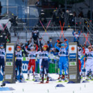 Die Nordischen Kombiniererinnen protestieren vor ihrem Start gegen ihren Ausschluss von den Olympischen Spielen. Haruka Kasai (JPN), Svenja Wuerth (GER), Maria Gerboth (GER), Lisa Hirner (AUT), Nathalie Armbruster (GER), Annika Sieff (ITA), Ida Marie Hagen (NOR), Gyda Westvold Hansen (NOR), (l-r)