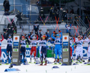 Die Nordischen Kombiniererinnen protestieren vor ihrem Start gegen ihren Ausschluss von den Olympischen Spielen. Haruka Kasai (JPN), Svenja Wuerth (GER), Maria Gerboth (GER), Lisa Hirner (AUT), Nathalie Armbruster (GER), Annika Sieff (ITA), Ida Marie Hagen (NOR), Gyda Westvold Hansen (NOR), (l-r)
