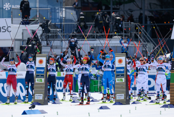 Die Nordischen Kombiniererinnen protestieren vor ihrem Start gegen ihren Ausschluss von den Olympischen Spielen. Haruka Kasai (JPN), Svenja Wuerth (GER), Maria Gerboth (GER), Lisa Hirner (AUT), Nathalie Armbruster (GER), Annika Sieff (ITA), Ida Marie Hagen (NOR), Gyda Westvold Hansen (NOR), (l-r)