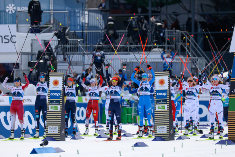 Die Nordischen Kombiniererinnen protestieren vor ihrem Start gegen ihren Ausschluss von den Olympischen Spielen. Haruka Kasai (JPN), Svenja Wuerth (GER), Maria Gerboth (GER), Lisa Hirner (AUT), Nathalie Armbruster (GER), Annika Sieff (ITA), Ida Marie Hagen (NOR), Gyda Westvold Hansen (NOR), (l-r)