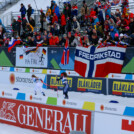 Ida Marie Hagen (NOR) läuft vor Nathalie Armbruster (GER) (l-r) ins Stadion ein.