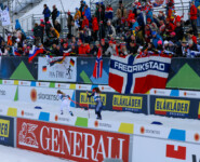 Ida Marie Hagen (NOR) läuft vor Nathalie Armbruster (GER) (l-r) ins Stadion ein.