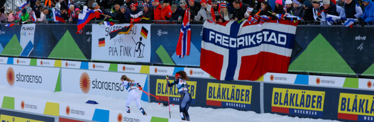 Ida Marie Hagen (NOR) läuft vor Nathalie Armbruster (GER) (l-r) ins Stadion ein.