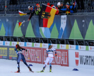 Nathalie Armbruster (GER) geht im Stadion wieder an Ida Marie Hagen (NOR) (l-r) vorbei.