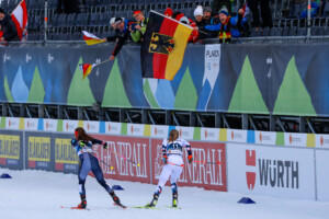 Nathalie Armbruster (GER) geht im Stadion wieder an Ida Marie Hagen (NOR) (l-r) vorbei.