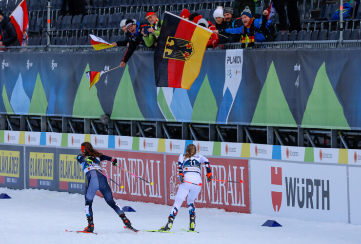 Nathalie Armbruster (GER) geht im Stadion wieder an Ida Marie Hagen (NOR) (l-r) vorbei.