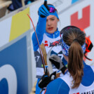 Greta Pinzani (ITA) und Alva Thors (FIN) (l-r) diskutieren die Kurve nach der Abfahrt, in der mehrere Athletinnen stürzten und Thors Ski brach.