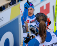 Greta Pinzani (ITA) und Alva Thors (FIN) (l-r) diskutieren die Kurve nach der Abfahrt, in der mehrere Athletinnen stürzten und Thors Ski brach.