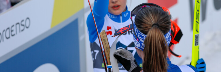 Greta Pinzani (ITA) und Alva Thors (FIN) (l-r) diskutieren die Kurve nach der Abfahrt, in der mehrere Athletinnen stürzten und Thors Ski brach.