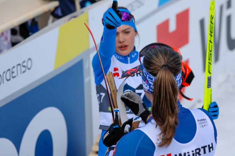 Greta Pinzani (ITA) und Alva Thors (FIN) (l-r) diskutieren die Kurve nach der Abfahrt, in der mehrere Athletinnen stürzten und Thors Ski brach.