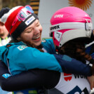 Tereza Koldovska (CZE) freut sich mit Nathalie Armbruster (GER) (l-r) nach deren Sprung.