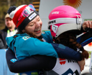 Tereza Koldovska (CZE) freut sich mit Nathalie Armbruster (GER) (l-r) nach deren Sprung.