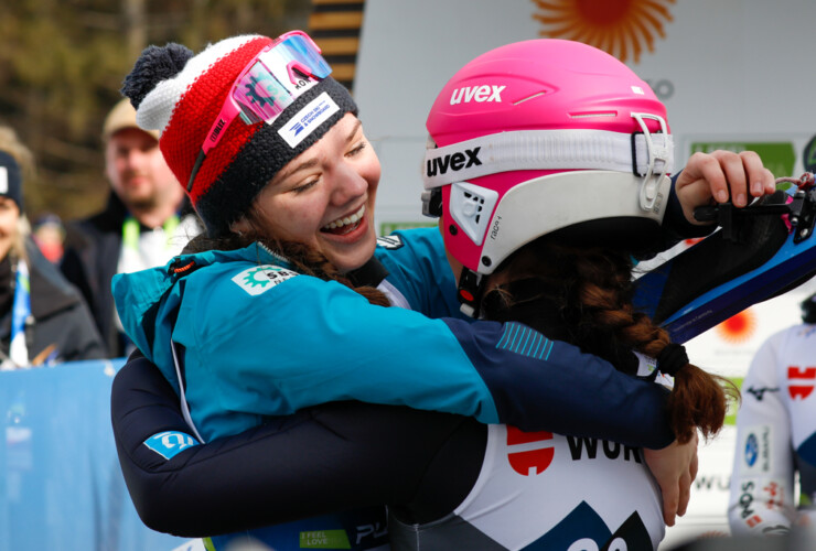 Tereza Koldovska (CZE) freut sich mit Nathalie Armbruster (GER) (l-r) nach deren Sprung.