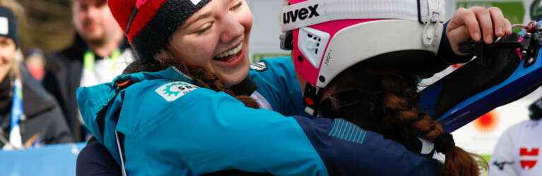 Tereza Koldovska (CZE) freut sich mit Nathalie Armbruster (GER) (l-r) nach deren Sprung.