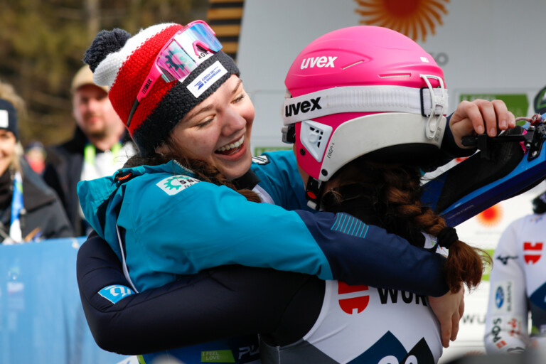 Tereza Koldovska (CZE) freut sich mit Nathalie Armbruster (GER) (l-r) nach deren Sprung.