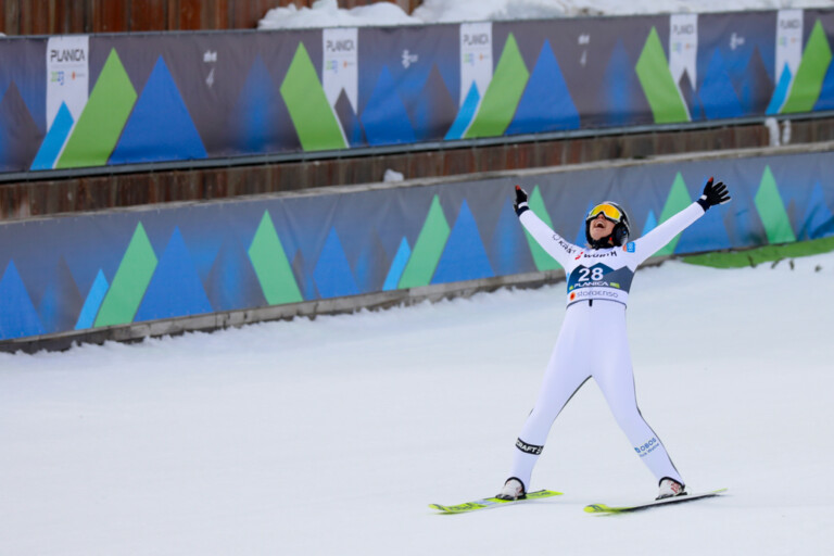 Ida Marie Hagen (NOR) freut sich über einen starken Sprung.