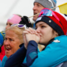 Tereza Koldovska (CZE) drückt gemeinsam mit Nathalie Armbrusters Mutter die Daumen für Armbruster.