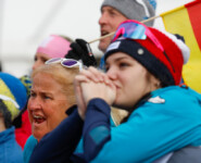 Tereza Koldovska (CZE) drückt gemeinsam mit Nathalie Armbrusters Mutter die Daumen für Armbruster.