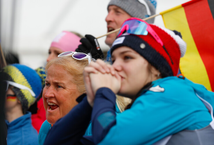 Tereza Koldovska (CZE) drückt gemeinsam mit Nathalie Armbrusters Mutter die Daumen für Armbruster.